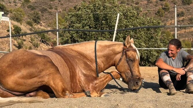 El éxito de María Gálvez: Domando caballos en TikTok desde la Cala del Moral