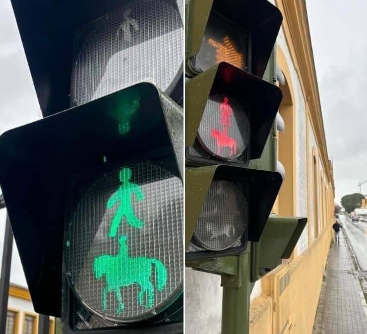 Jerez inaugura un semáforo con la figura de un caballo como homenaje a la ciudad
