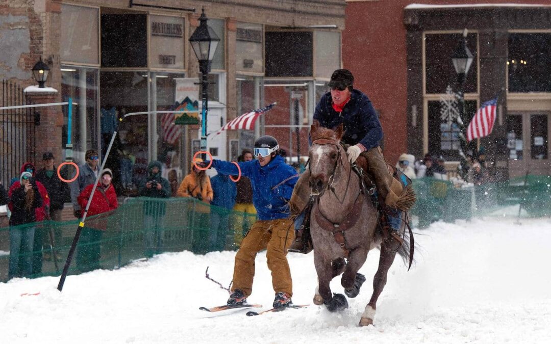 El esquí ecuestre, conocido como ‘Skijoring’, se apodera de las calles de Leadville