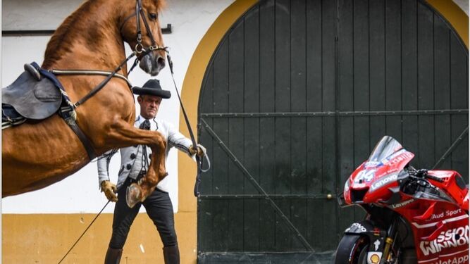 La Real Escuela Ecuestre de Jerez organiza una gala especial para motociclistas con motivo del Gran Premio de MotoGP 2024