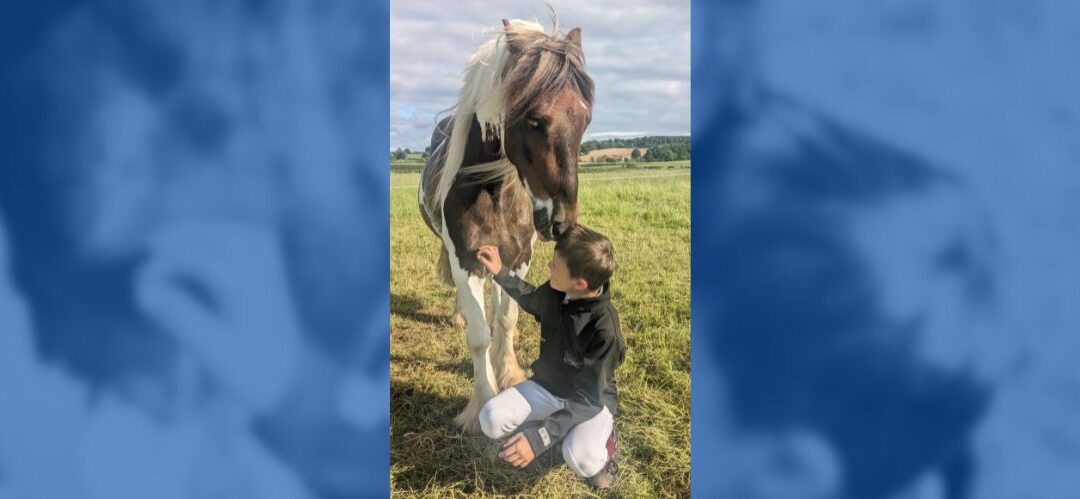 Joven jinete rescata un pony de un contenedor