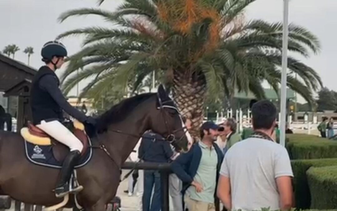 Valeria Chaves nos saluda desde el podio junto a Habanero