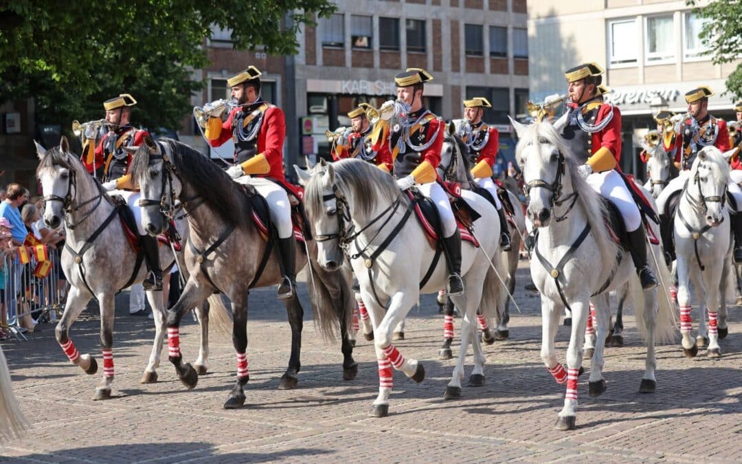 CHIO Aachen 2025: Esplendor real, pirámides humanas y un gran ambiente en la plaza del mercado de Aachen