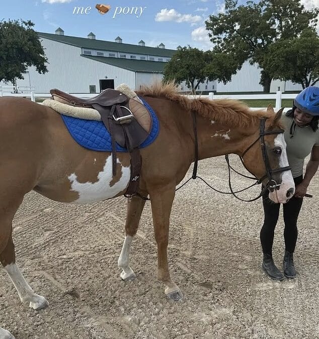 Simone Biles disfruta de la equitación en Texas