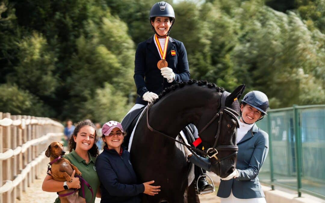Cristina Torrent nos cuenta sus impresiones tras quedar bronce en el Campeonato de España de Caballos Jóvenes de Doma Clásica 2025