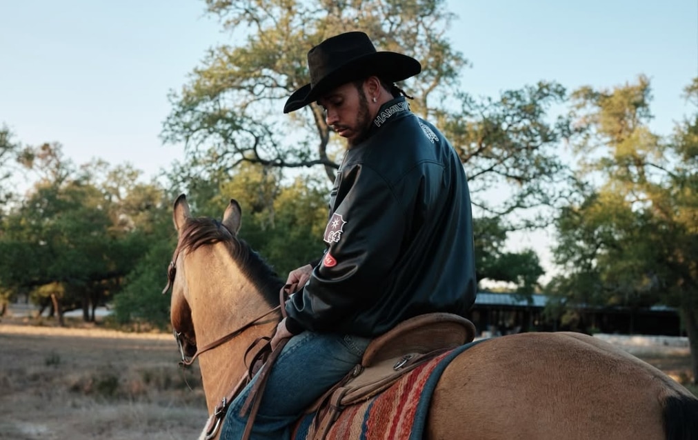 Lewis Hamilton se sube a un caballo por primera vez