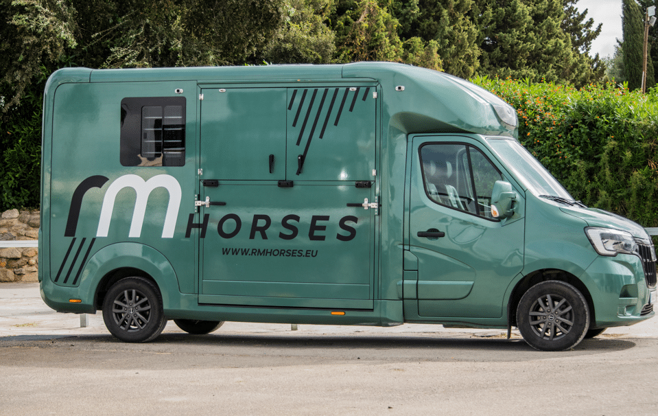 RM Horses incorpora un nuevo vehículo a su flota