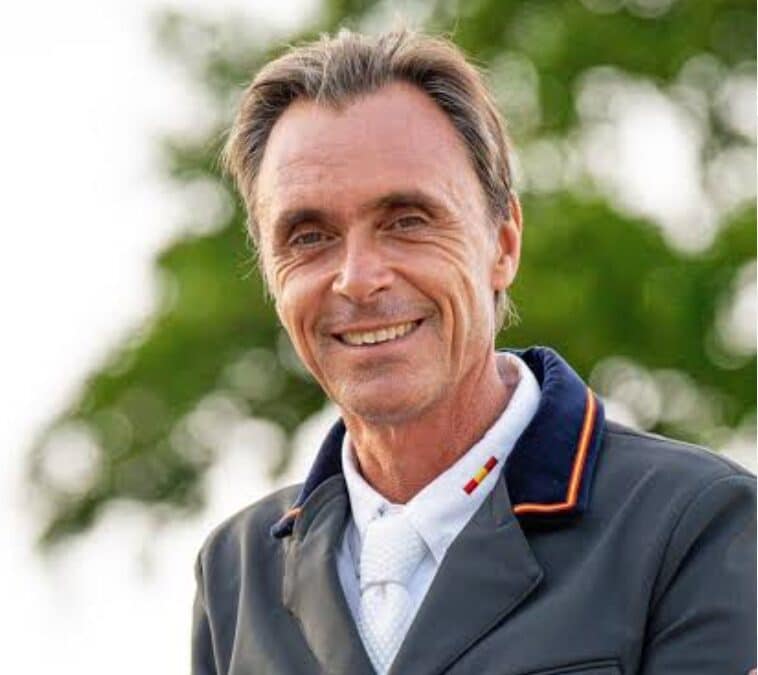 Diego Usón recibe la Medalla de Oro de la RFHE en el Real Club Pineda de Sevilla